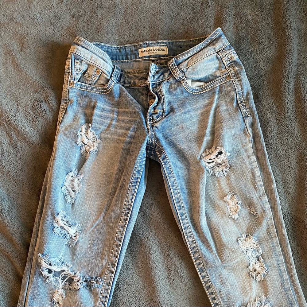 Almost Famous Ankle Jeans. Size 5.